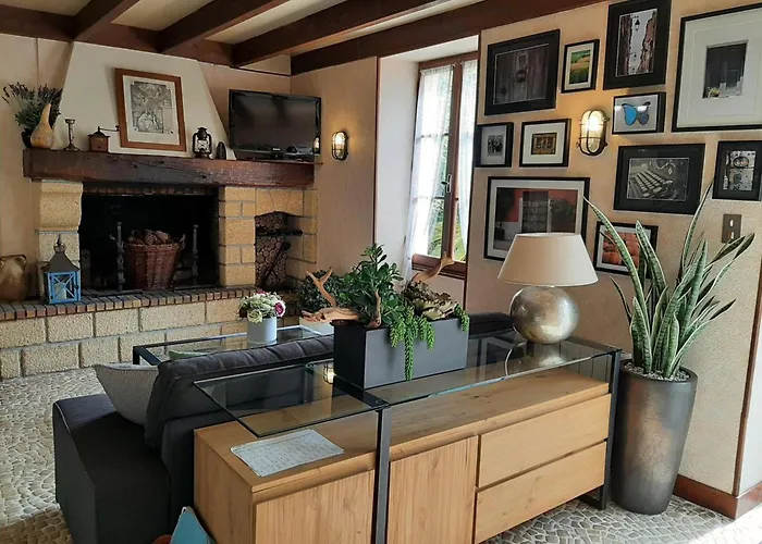 Casa de Férias Maison Avec Jardin Clos Et Cheminee, Proche La Rochefoucauld - Fr-1-653-164 *